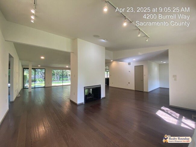 Building Photo - Sprawling Ranch with Open Floorplan & Exce...