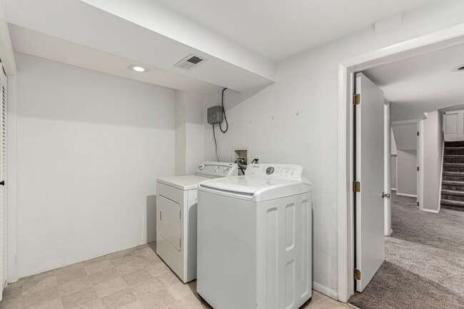 Building Photo - 1463 Dahlia St
