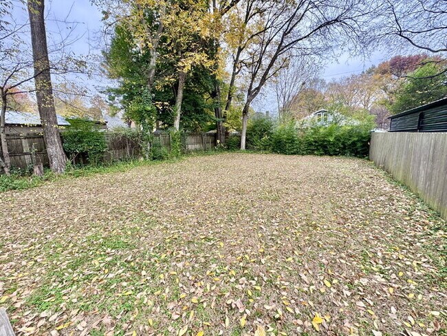 Building Photo - 1046 Tanglewood St