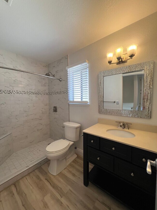 Building Photo - 7501 Canyon Clover Dr