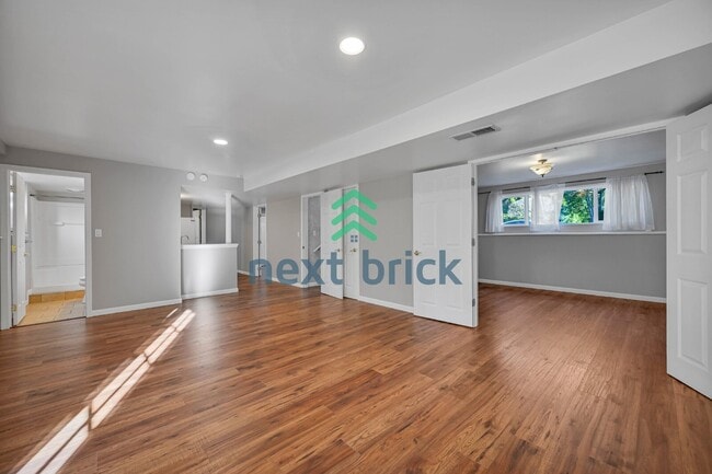 Building Photo - Prime Bellevue Home in a Highly Desirable Neighborhood