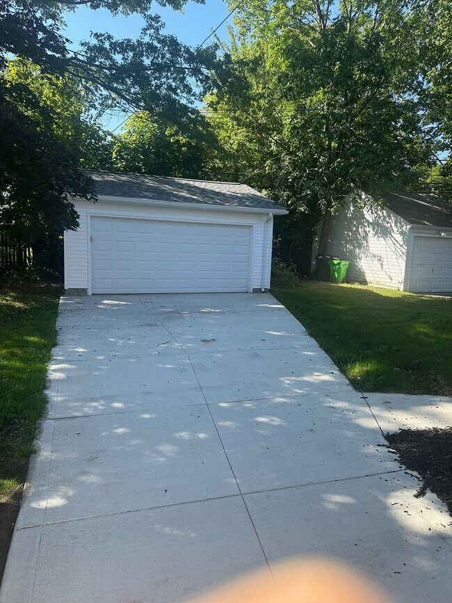 Building Photo - Stunning South Euclid 3 Bedroom