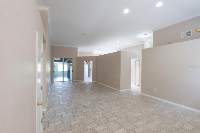 Building Photo - 16505 Lake Heather Dr