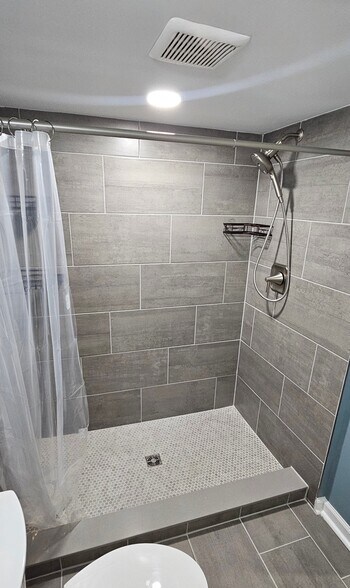 Building Photo - 4633 Kernwood Ave