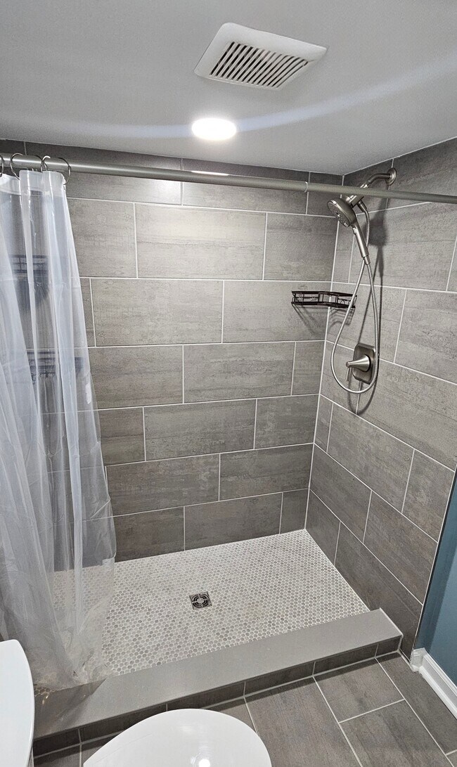 Building Photo - 4633 Kernwood Ave