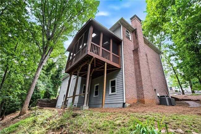 Building Photo - 5525 Hampstead Way