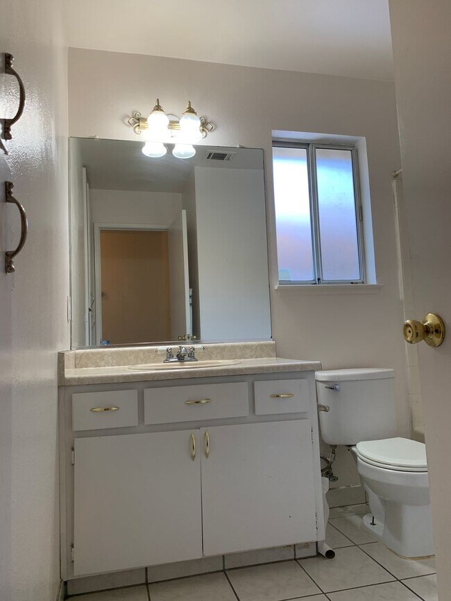 Building Photo - Love where you live - 2 weeks free rent! Beautiful home in Turlock