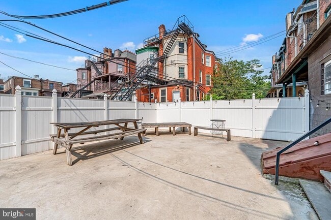 Building Photo - 4011 Pine St