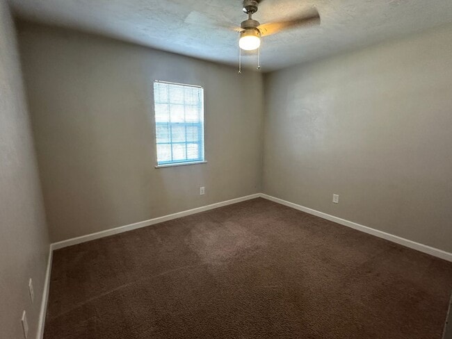 Building Photo - NE TOWNHOME IN ARBOR HILLS