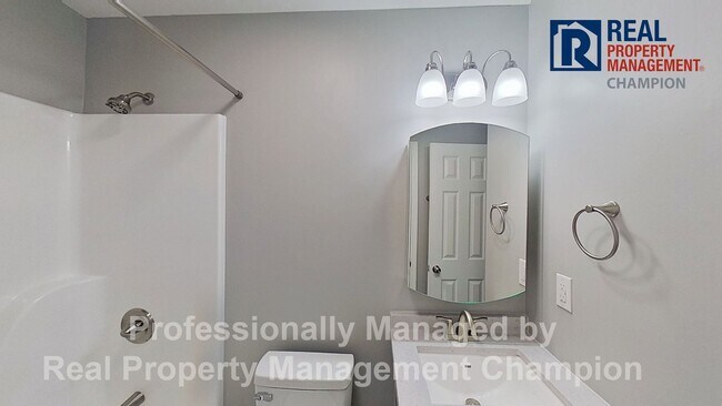 Building Photo - Beautifully 2 BD/1.5 BA End Unit Townhouse w/Garage