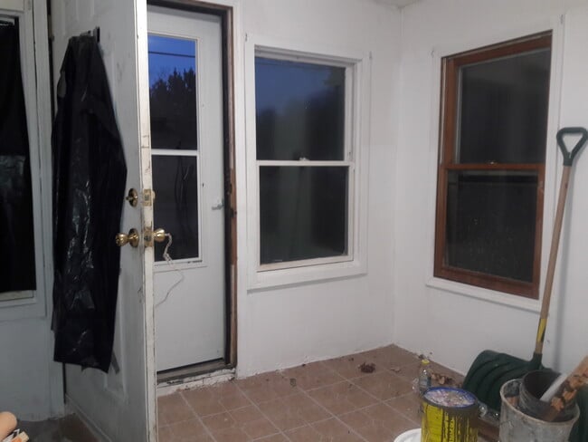 Building Photo - 4900 Parkview Dr