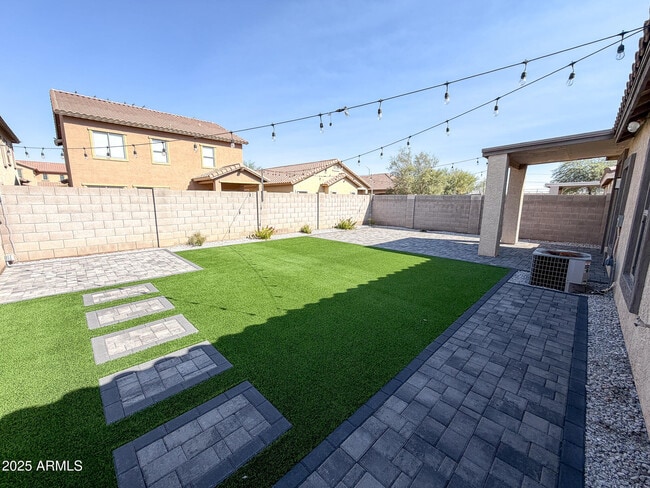 Building Photo - 982 E Doris St