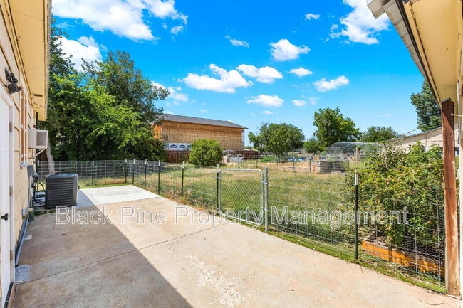 Building Photo - 910 W Orchard Ave