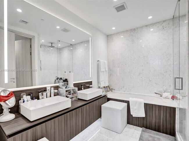 Building Photo - 1000 Brickell Plaza