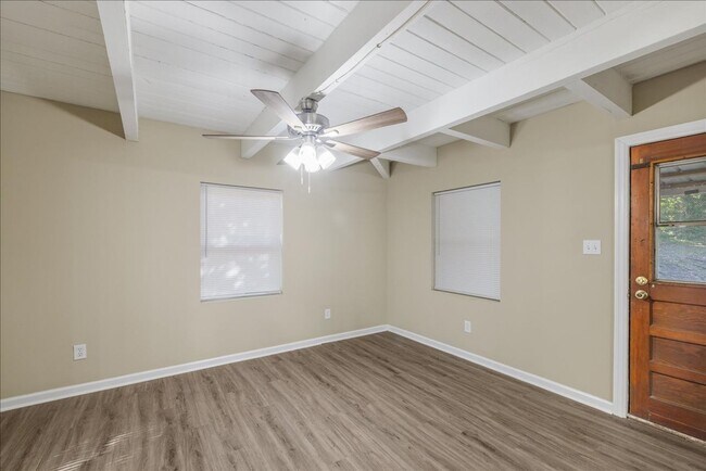 Building Photo - 207 Iris Cir