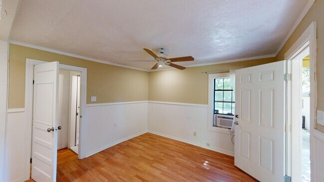 Building Photo - 605 Encino St