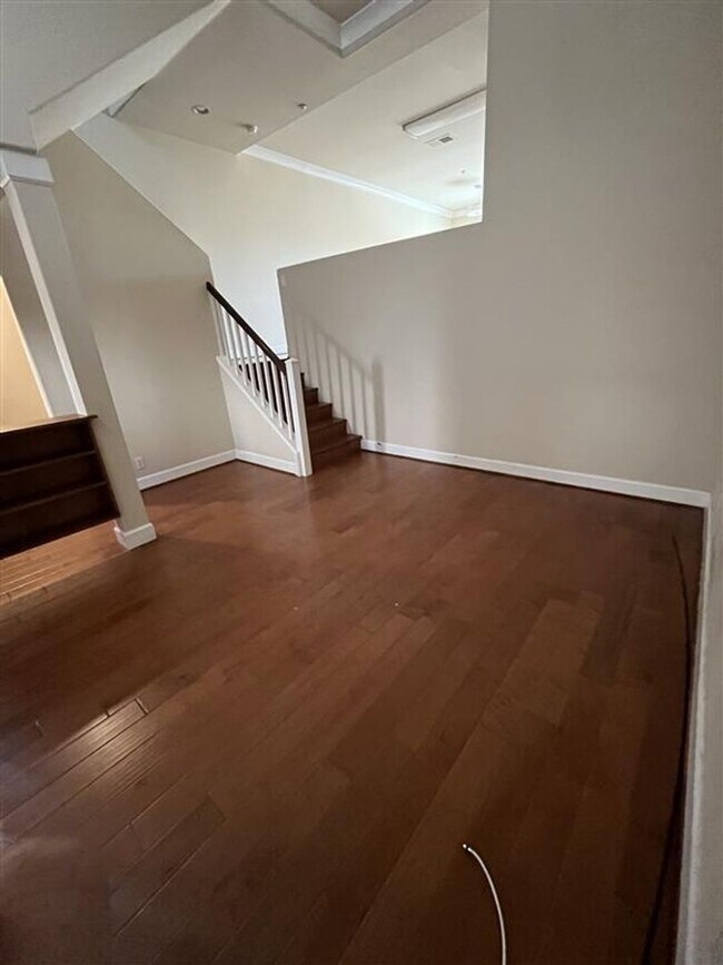 Building Photo - Spacious 3 bedroom, 3 bathroom apartment for rent in San Gabriel