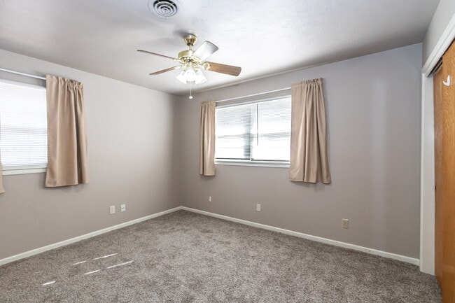 Building Photo - 4 bedroom in central location