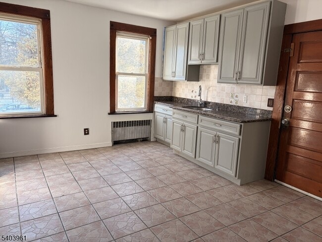 Building Photo - 35 Marsellus Pl