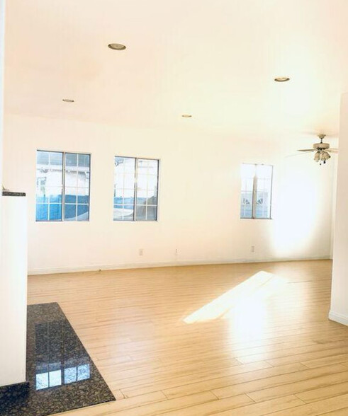 Building Photo - 1182 N Kingsley Dr