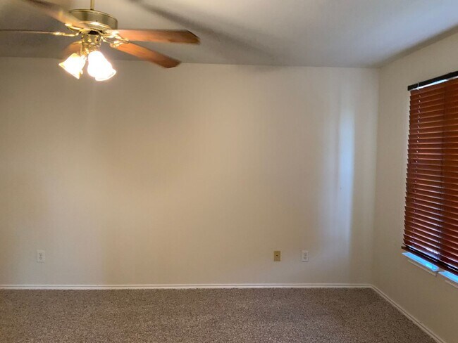 Building Photo - 2 Story 3 Bedroom 2 Bath 2 Week Free Move ...
