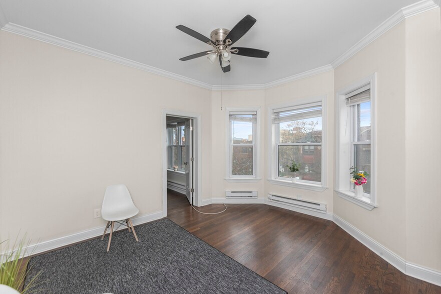 Building Photo - 917 W Waveland Ave