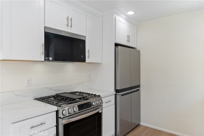 Building Photo - 2049 Tustin Ave