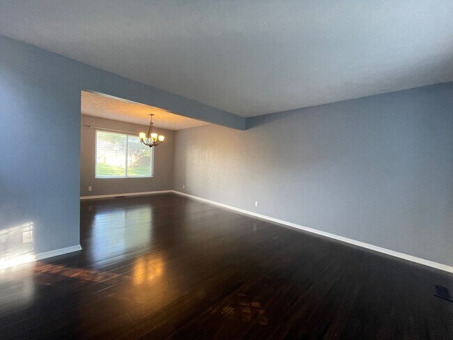 Building Photo - Home For Rent Bellevue.
