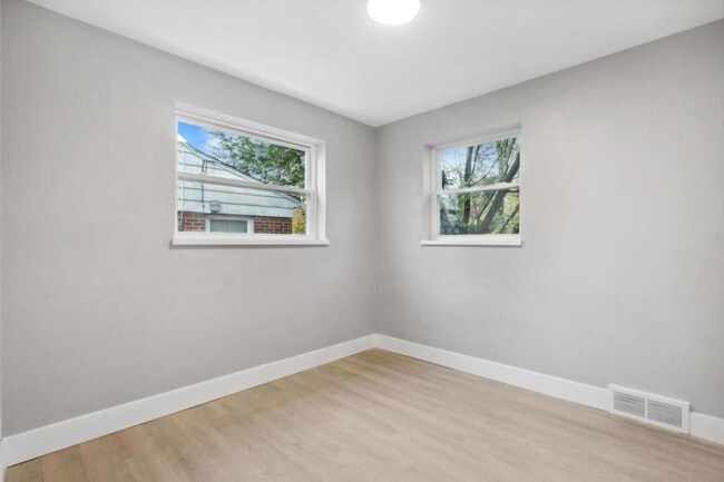 Building Photo - 844 Alverno Ave