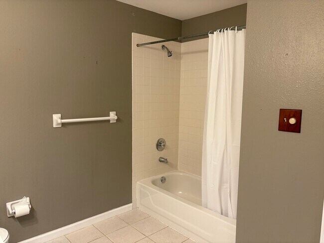 Building Photo - West County 4th/ 3Bth Townhome