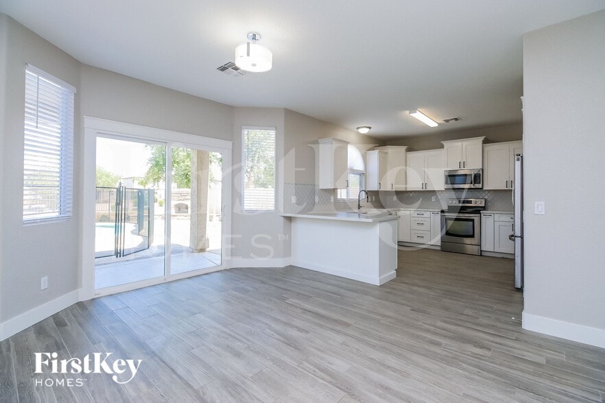 Building Photo - 4742 E Meadow Creek Way