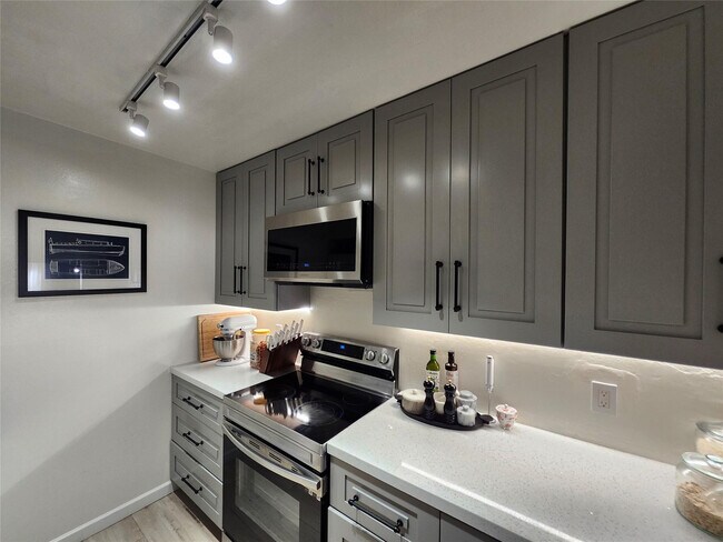 Building Photo - 10004 Winding Lake Rd