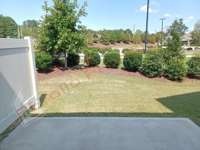 Building Photo - Luxury 5 Bedroom, 3 Bath, 2-Car Garage End...