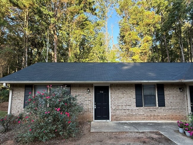 Primary Photo - Smokerise Park - 2BR/1BA East Athens Living