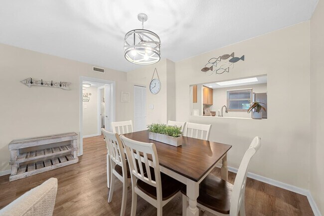 Building Photo - 10 Sunflower St