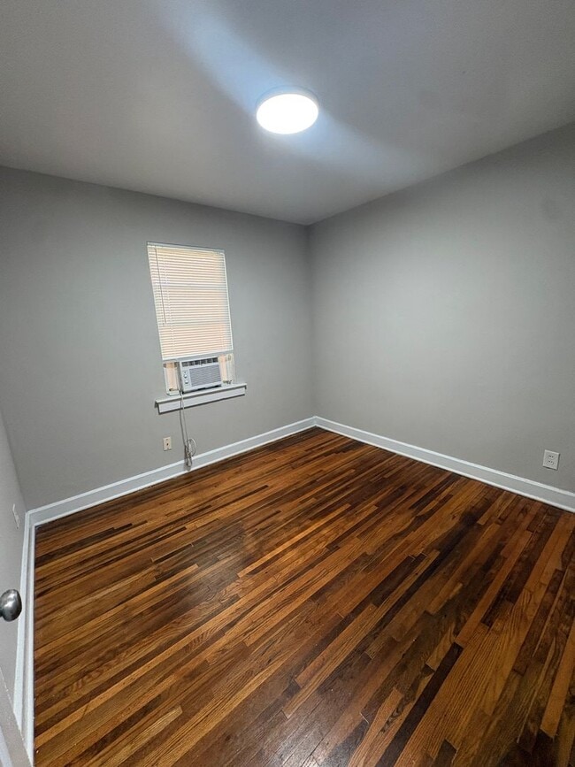 Building Photo - Spacious 2bedroom Duplex $500.00 off first...