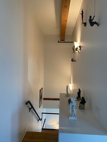 Building Photo - 215 W Maple St