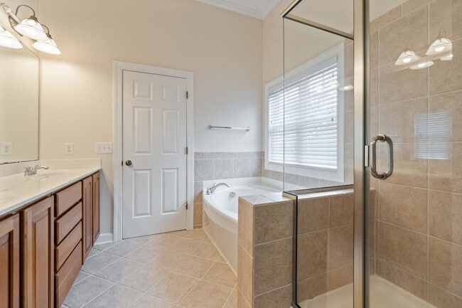 Building Photo - Gorgeous 4br/3ba Two Story House w/ Fully Fenced Backyard!