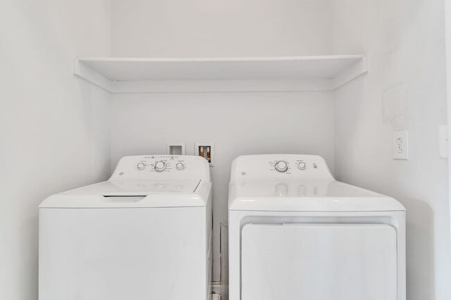 Building Photo - Spacious End Unit with Garage in Gated Com...