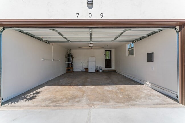 Building Photo - Nicely Remodeled 3 Bed 2 Bath in West Chul...