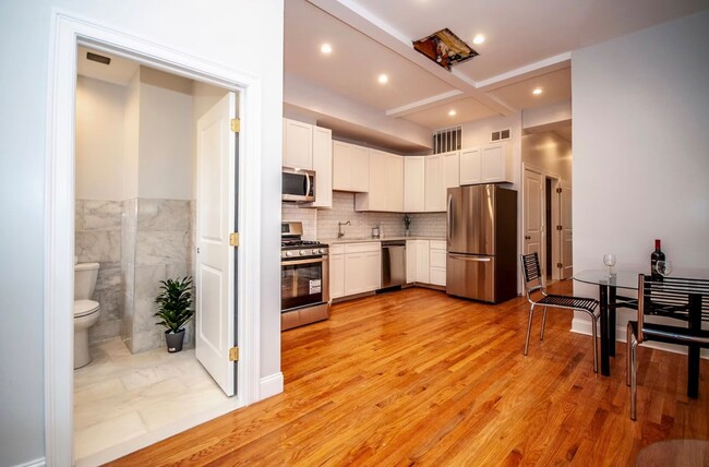 Building Photo - 80 Marion St