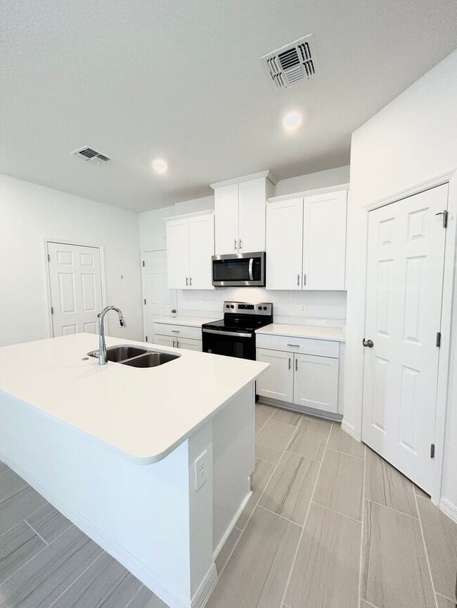 Building Photo - Brand New 3/2.5 Modern Home with a Loft an...