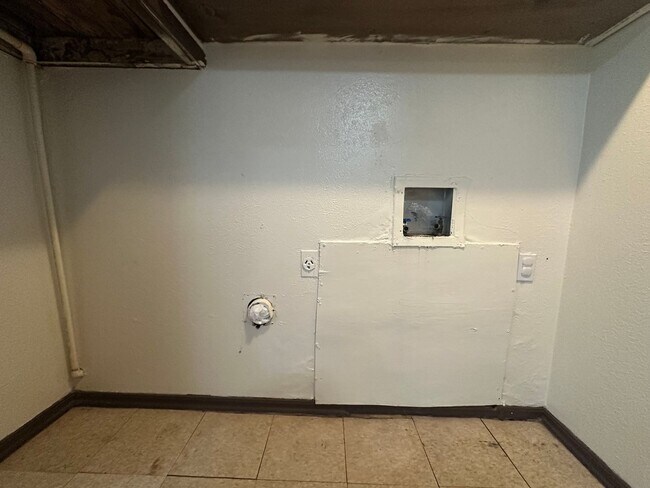 Building Photo - Spacious 4 bed, 1.5 bath