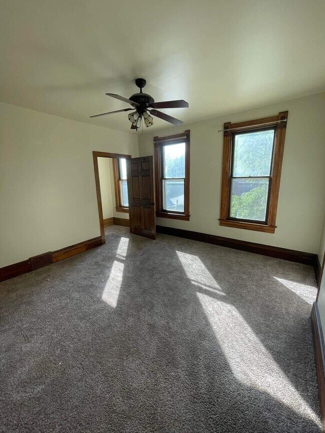 Building Photo - 319 S 8th St