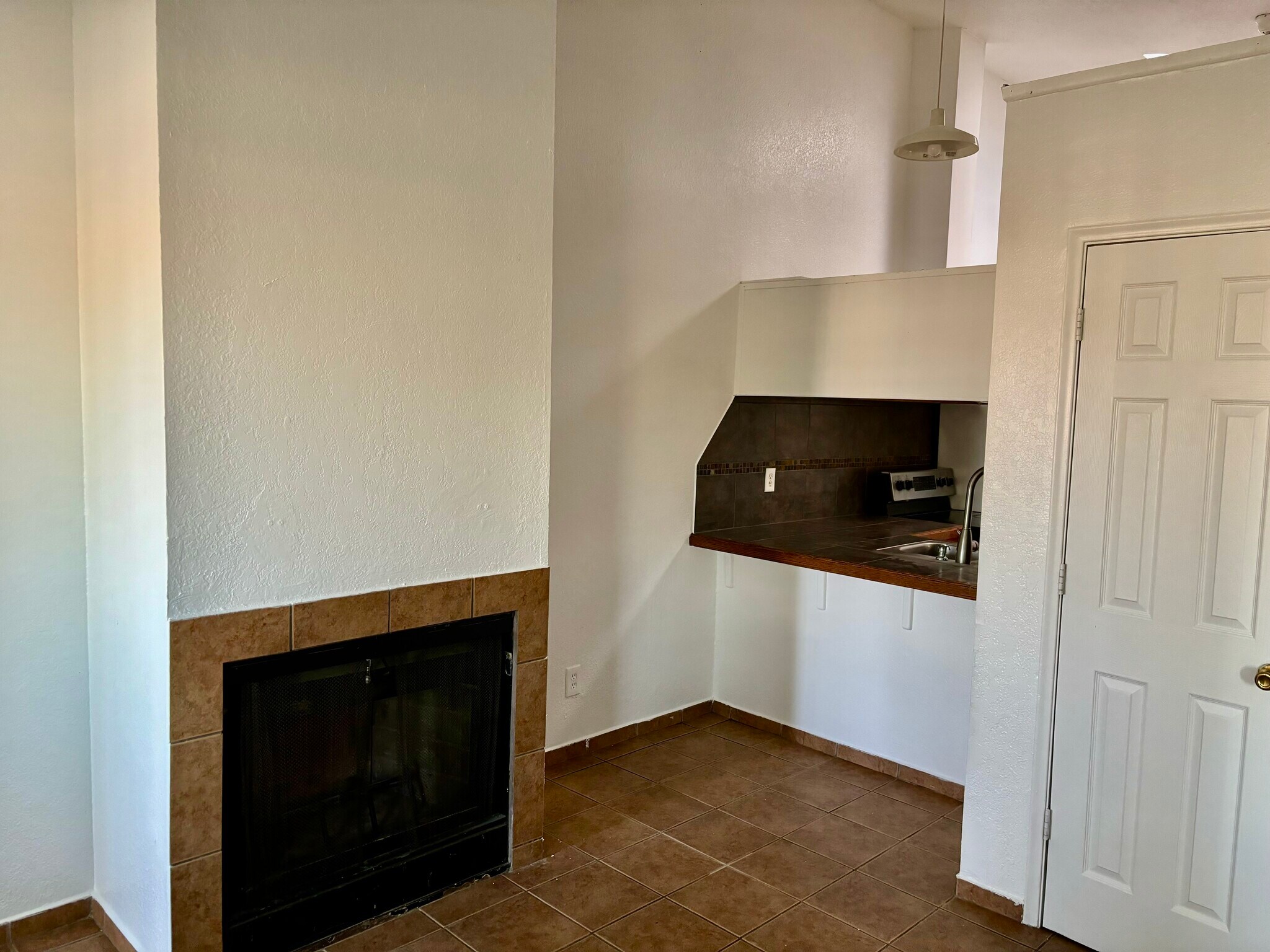 Building Photo - 411 E Thoroughbred St