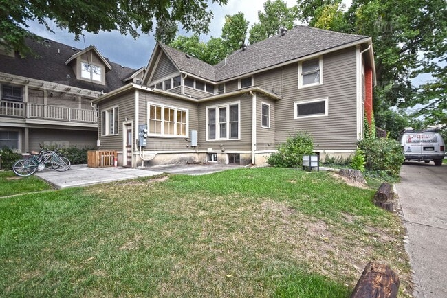 Building Photo - 322 W Laurel St