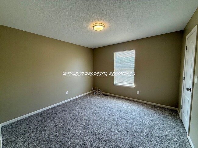 Building Photo - 2 Story Freshly Updated Duplex in Raytown