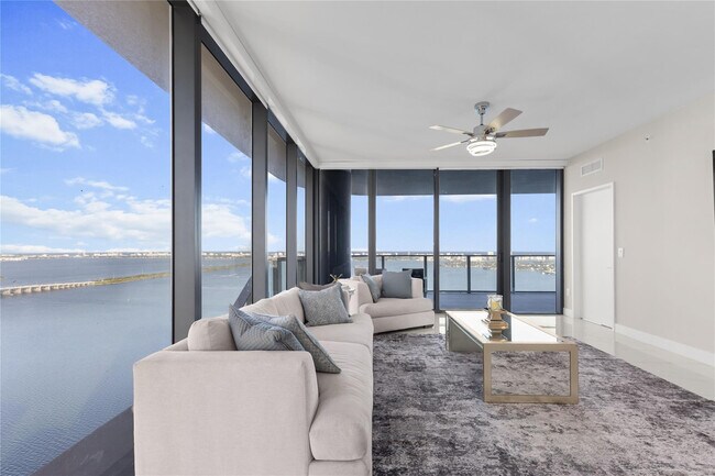 Building Photo - 700 NE Miami Pl