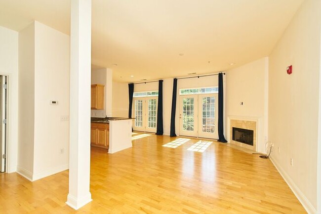 Building Photo - Sweet 1 Bedroom Condo in the Heart of Down...