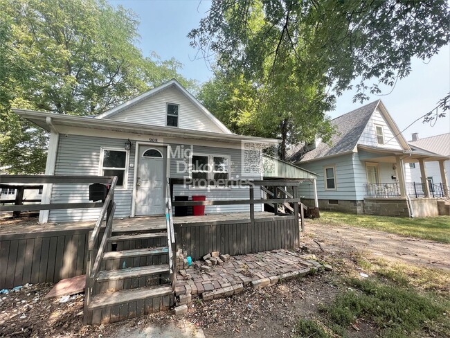 Primary Photo - 908 E 3rd- 2 bed